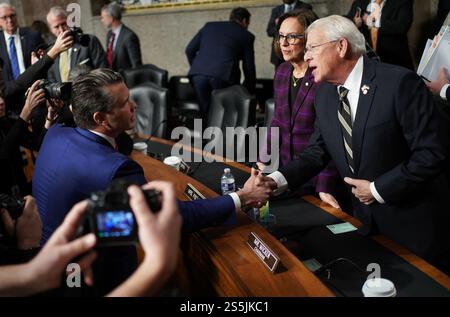Washington, États-Unis. 14 janvier 2025. Pete Hegseth serre la main au président du Comité des services armés, le sénateur Roger Wicker, R-MS, après une audience pour examiner la nomination attendue de Hegseth au poste de secrétaire à la Défense, au Capitole des États-Unis à Washington DC le mardi 14 janvier 2025. Photo de Bonnie Cash/UPI crédit : UPI/Alamy Live News Banque D'Images