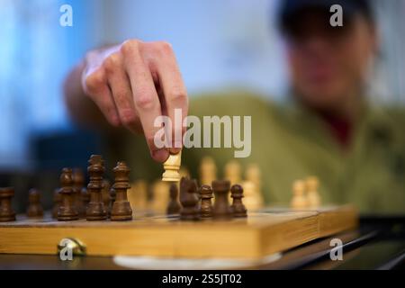 Joueur d'échecs faisant un mouvement stratégique pendant un match intense Banque D'Images