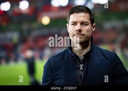 Leverkusen, Deutschland. 14 janvier 2025. Xabi Alonso (Cheftrainer Bayer 04 Leverkusen) ; Bayer 04 Leverkusen - 1. FSV Mainz 05 an Spieltag 17 der 1. Fu?ball-Bundesliga AM 14.01.2025 in der BayArena à Leverkusen. DIE DFL-VORSCHRIFTEN VERBIETEN JEDE VERWENDUNG VON FOTOS ALS BILDSEQUENZEN UND/ODER QUASI-VIDÉO. Crédit : dpa/Alamy Live News Banque D'Images