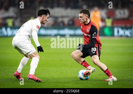 Leverkusen, Deutschland. 14 janvier 2025. ; Bayer 04 Leverkusen - 1. FSV Mainz 05 an Spieltag 17 der 1. Fu?ball-Bundesliga AM 14.01.2025 in der BayArena à Leverkusen. DIE DFL-VORSCHRIFTEN VERBIETEN JEDE VERWENDUNG VON FOTOS ALS BILDSEQUENZEN UND/ODER QUASI-VIDÉO. Crédit : dpa/Alamy Live News Banque D'Images