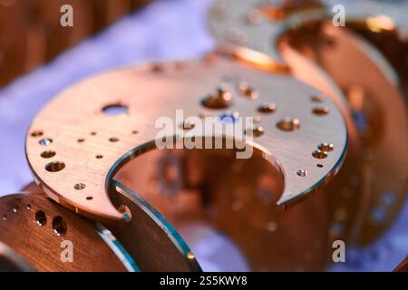 Bases de mécanisme de montre complexes fabriquées dans un atelier de métallurgie mettant en valeur l'artisanat et la précision dans les détails Banque D'Images