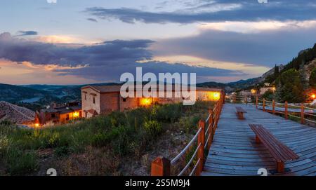 Sunrise vieille 20/410 famos Calabria - vue sur le village, dans le sud de l'Italie. Banque D'Images