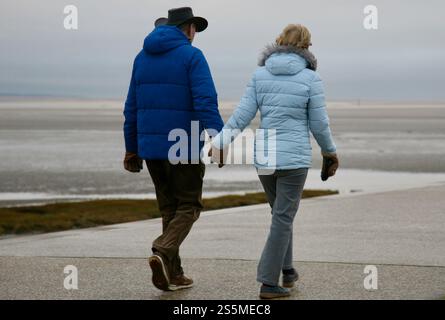 Un couple heureux sur le front de mer Banque D'Images