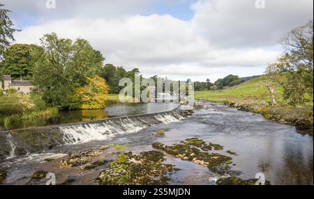 Weir sur Dales Way, River Wharfe à Linton Falls. Grassington, Wharfedale, Yorkshire Dales, Royaume-Uni Banque D'Images