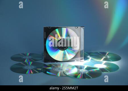 Beaucoup de disques compacts sur fond bleu clair Banque D'Images