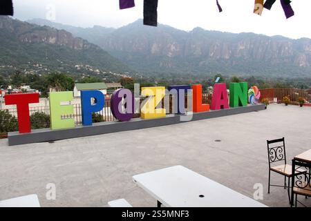 Tepoztlan, Morelos, Mexique - 7 novembre 2024 : ville magique Tepoztlan à Morelos, Mexique. Destination touristique populaire pour son climat chaud et la pyramide Banque D'Images