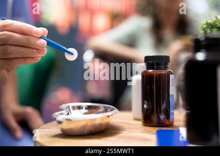 Assistant médical préparant la dose quotidienne de pilules et de vitamines pour les patients âgés, divisant les médicaments dans des bouteilles séparées pour l'efficacité. Infirmière donnant des médicaments aux gens. Gros plan. Banque D'Images