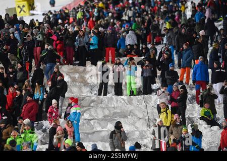 Flachau, Autriche. 14 janvier 2025. FLACHAU, AUTRICHE - 14 JANVIER : les supporters acclament lors de la Coupe du monde de ski alpin Audi FIS de slalom féminin le 14 janvier 2025 à Flachau, Autriche. Photo : Igor Soban/PIXSELL crédit : Pixsell/Alamy Live News Banque D'Images