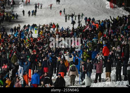 Flachau, Autriche. 14 janvier 2025. FLACHAU, AUTRICHE - 14 JANVIER : les supporters acclament lors de la Coupe du monde de ski alpin Audi FIS de slalom féminin le 14 janvier 2025 à Flachau, Autriche. Photo : Igor Soban/PIXSELL crédit : Pixsell/Alamy Live News Banque D'Images