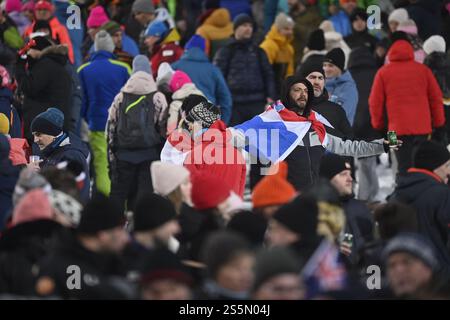 Flachau, Autriche. 14 janvier 2025. FLACHAU, AUTRICHE - 14 JANVIER : les supporters acclament lors de la Coupe du monde de ski alpin Audi FIS de slalom féminin le 14 janvier 2025 à Flachau, Autriche. Photo : Igor Soban/PIXSELL crédit : Pixsell/Alamy Live News Banque D'Images