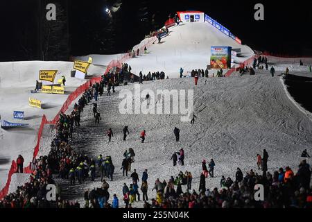 Flachau, Autriche. 14 janvier 2025. FLACHAU, AUTRICHE - 14 JANVIER : les supporters acclament lors de la Coupe du monde de ski alpin Audi FIS de slalom féminin le 14 janvier 2025 à Flachau, Autriche. Photo : Igor Soban/PIXSELL crédit : Pixsell/Alamy Live News Banque D'Images