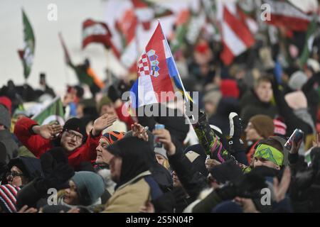 Flachau, Autriche. 14 janvier 2025. FLACHAU, AUTRICHE - 14 JANVIER : les supporters acclament lors de la Coupe du monde de ski alpin Audi FIS de slalom féminin le 14 janvier 2025 à Flachau, Autriche. Photo : Igor Soban/PIXSELL crédit : Pixsell/Alamy Live News Banque D'Images