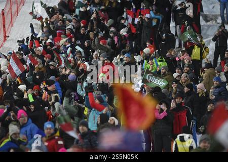 Flachau, Autriche. 14 janvier 2025. FLACHAU, AUTRICHE - 14 JANVIER : les supporters acclament lors de la Coupe du monde de ski alpin Audi FIS de slalom féminin le 14 janvier 2025 à Flachau, Autriche. Photo : Igor Soban/PIXSELL crédit : Pixsell/Alamy Live News Banque D'Images