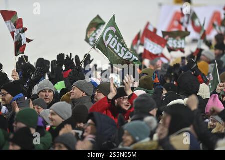 Flachau, Autriche. 14 janvier 2025. FLACHAU, AUTRICHE - 14 JANVIER : les supporters acclament lors de la Coupe du monde de ski alpin Audi FIS de slalom féminin le 14 janvier 2025 à Flachau, Autriche. Photo : Igor Soban/PIXSELL crédit : Pixsell/Alamy Live News Banque D'Images