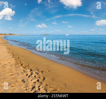 Isola delle Correnti et Capo Passero mer de sable d'été (plage, Portopalo Siracusa, Sicile, Italie), point le plus au sud de la Sicile. Banque D'Images