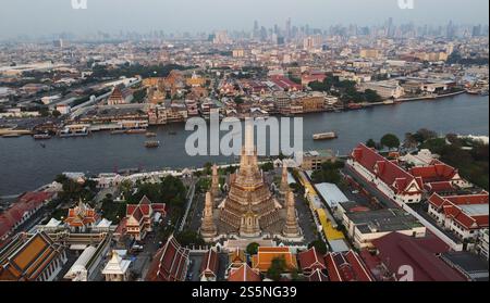 Vue aérienne du temple bouddhiste Wat Arun situé sur les rives de la rivière Chao Phraya à Bangkok, Thaïlande. Banque D'Images