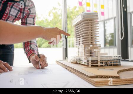 Architecture dessin sur le projet architectural architecture d'affaires bâtiment construction collègues architecte d'intérieur planification d'entreprise Design on Banque D'Images