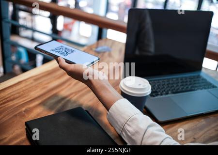 Paiement par code QR. Femme scannant le code QR concept de technologie Cashless d'achat en ligne Banque D'Images