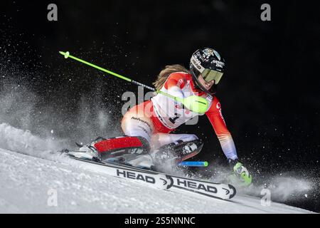 Flachau, Autriche. 14 janvier 2025. FLACHAU, AUTRICHE - 14 JANVIER : Camille Rast de Suisse lors de la Coupe du monde de ski alpin Audi FIS - Slalom féminin, deuxième manche, Salzbourg le 14 janvier 2025 à Flachau, Autriche Salzbourg.250114 SEPA 12 039 - 20250114 PD13141 crédit : APA-PictureDesk/Alamy Live News Banque D'Images