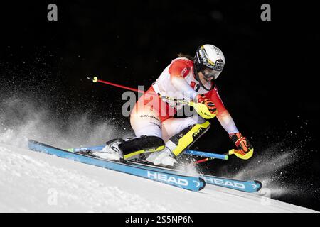 Flachau, Autriche. 14 janvier 2025. FLACHAU, AUTRICHE - 14 JANVIER : Wendy Holdener de Suisse lors de la Coupe du monde de ski alpin Audi FIS - Slalom féminin, deuxième manche, Salzbourg le 14 janvier 2025 à Flachau, Autriche Salzbourg.250114 SEPA 12 043 - 20250114 PD13214 crédit : APA-PictureDesk/Alamy Live News Banque D'Images