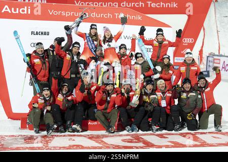 Flachau, Autriche. 14 janvier 2025. FLACHAU, AUTRICHE - 14 JANVIER : équipe suisse lors de la Coupe du monde de ski alpin Audi FIS - Slalom féminin, cérémonie des fleurs, Salzbourg le 14 janvier 2025 à Flachau, Autriche Salzbourg.250114 SEPA 12 052 - 20250114 PD13310 crédit : APA-PictureDesk/Alamy Live News Banque D'Images