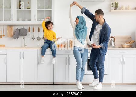 Bonne famille islamique avec petite fille s'amuser ensemble dans la cuisine Banque D'Images