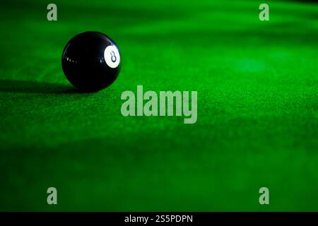 Boules de billard.Boules de snooker colorées sur la frise verte Banque D'Images