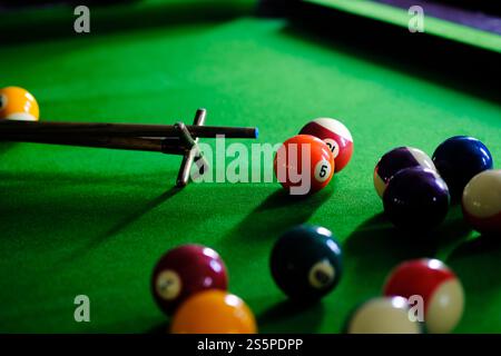 Boules de billard.Boules de snooker colorées sur la frise verte Banque D'Images