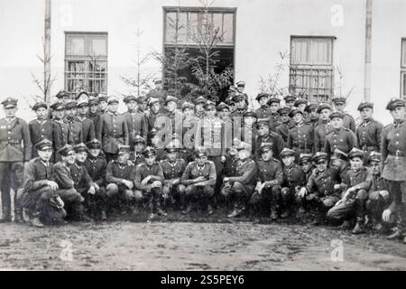 Photographie vintage d'un groupe de soldats polonais en uniforme posant pour une photographie dans un cadre formel. Pologne d'avant-guerre vers 1937 Banque D'Images