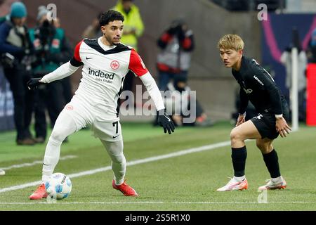 Francfort-sur-le-main, Allemagne. 14 janvier 2025. v.l. : Omar Marmoush (Eintracht Frankfurt, 7) und Ritsu Doan (SC Fribourg, 42), 14.01.2025, Fussball, Bundesliga, Eintracht Frankfurt - SC Freiburg, GER, Frankfurt am main, Deutsche Bank Park, DFL LA RÉGLEMENTATION INTERDIT TOUTE UTILISATION DE PHOTOGRAPHIES COMME SÉQUENCES D'IMAGES ET/OU QUASI-VIDÉO. Crédit : dpa/Alamy Live News Banque D'Images