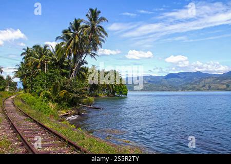 Vue du lac Singkarak vu du côté est du lac avec une voie ferrée dans l'ouest de Sumatra, Indonésie. Banque D'Images