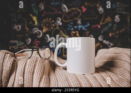tasse sur le pull en classe Banque D'Images