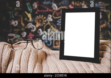 cadre photo noir et lunettes sur le pull en classe Banque D'Images