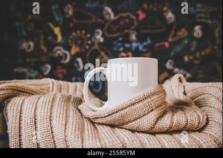 tasse sur le pull en classe Banque D'Images