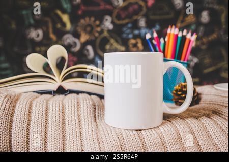 tasse sur le pull en classe Banque D'Images
