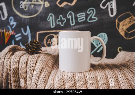 tasse sur le pull en classe Banque D'Images