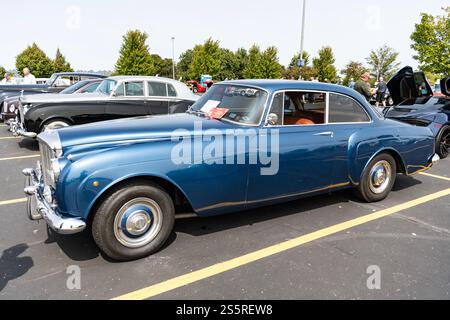 Chicago, Illinois, États-Unis - 08 septembre 2024 : véhicule rétro Bentley S2 Continental, vue d'angle. Voiture rétro bleue. Voiture classique Bentley S2 Continental Banque D'Images