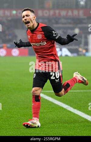 Leverkusen, Allemagne. 14 janvier 2025. Alejandro Grimaldo du Bayer 04 Leverkusen célèbre le but lors du match de première division de Bundesliga entre le Bayer 04 Leverkusen et le 1.FSV Mainz 05 à Leverkusen, Allemagne, le 14 janvier 2025. Crédit : Ulrich Hufnagel/Xinhua/Alamy Live News Banque D'Images