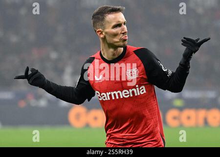 Leverkusen, Allemagne. 14 janvier 2025. Alejandro Grimaldo du Bayer 04 Leverkusen célèbre le but lors du match de première division de Bundesliga entre le Bayer 04 Leverkusen et le 1.FSV Mainz 05 à Leverkusen, Allemagne, le 14 janvier 2025. Crédit : Ulrich Hufnagel/Xinhua/Alamy Live News Banque D'Images