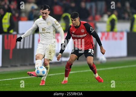 Leverkusen, Allemagne. 14 janvier 2025. Exequiel Palacios (R) de Bayer 04 Leverkusen affronte Paul Nebel de 1.FSV Mainz 05 lors du match de première division de Bundesliga entre Bayer 04 Leverkusen et 1.FSV Mainz 05 à Leverkusen, Allemagne, le 14 janvier 2025. Crédit : Ulrich Hufnagel/Xinhua/Alamy Live News Banque D'Images