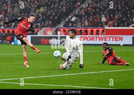 Leverkusen, Allemagne. 14 janvier 2025. Florian Wirtz (G) de Bayer 04 Leverkusen tire lors du match de première division de Bundesliga entre Bayer 04 Leverkusen et 1.FSV Mainz 05 à Leverkusen, Allemagne, le 14 janvier 2025. Crédit : Ulrich Hufnagel/Xinhua/Alamy Live News Banque D'Images