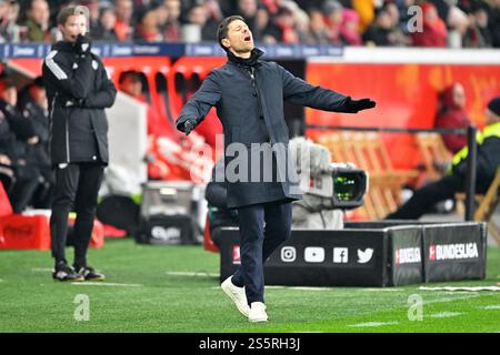 Leverkusen, Allemagne. 14 janvier 2025. Xabi Alonso (avant), entraîneur-chef du Bayer 04 Leverkusen, enseigne lors du match de première division de Bundesliga entre le Bayer 04 Leverkusen et le 1.FSV Mainz 05 à Leverkusen, Allemagne, le 14 janvier 2025. Crédit : Ulrich Hufnagel/Xinhua/Alamy Live News Banque D'Images