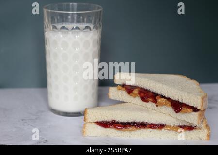 Sandwich au beurre d'arachide tranché et à la gelée avec un verre de lait Banque D'Images