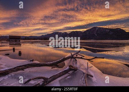 Aube, montagnes reflétées dans le lac, nuages, glace, gelé, hiver, lac Kochel, vue sur Rabenkopf, Sonnenspitz, Jochberg, contreforts alpins, Bavière, germe Banque D'Images
