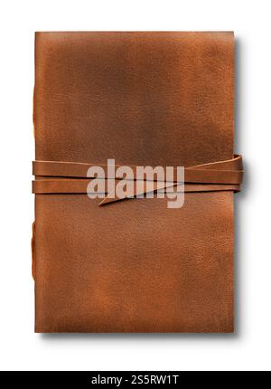 Vieux cahier en cuir marron usé isolé sur fond blanc, fermé avec une bande. Vieux cahier en cuir marron usé isolé sur fond blanc Banque D'Images