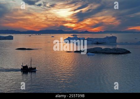 Soleil de minuit et icebergs dans la baie de Diko, Groenland, Amérique du Nord Banque D'Images