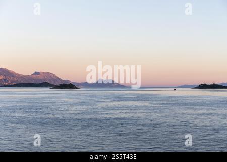 Makarska Riviera dans la lumière du soir, vue de l'île de Korcula, Dalmatie, Croatie, Europe Banque D'Images
