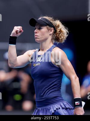 Melbourne, Australie. 15 janvier 2025. Laura Siegemund réagit lors du match en simple féminin de 2e tour entre Zheng Qinwen, de Chine, et Laura Siegemund, d'Allemagne, lors de l'Open d'Australie à Melbourne, Australie, le 15 janvier 2025. Crédit : ma Ping/Xinhua/Alamy Live News Banque D'Images