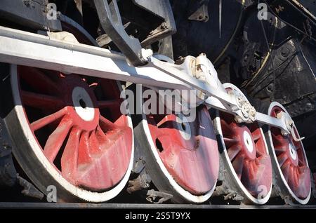 Roues rouges de la vieille locomotive à vapeur noire de l'URSS. Roues d'un vieux train à vapeur soviétique. Roues rouges du train à vapeur Banque D'Images