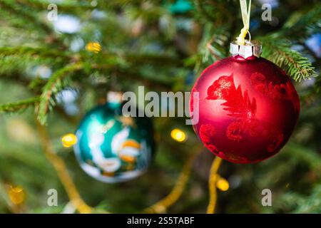 boules de verre ornementales sur arbre de noël naturel à l'intérieur Banque D'Images